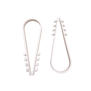 Bolsa con 100 clips sujetadores de plástico para cables de 19 a 25 mm. Ideales para instalaciones en pared, brindan sujeción firme y segura.